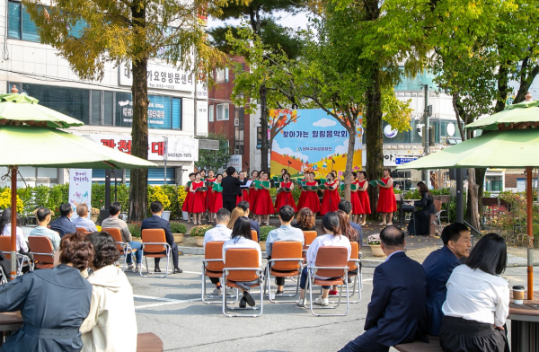 대덕구여성합창단이 구청 내 e로원 공원에서 아름다운 하모니를 선보이고 있다