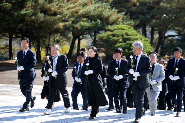 YC청년회의 충청의 핵심 회원들이 29일 충남 천안 독립기념관에서 독립 유공자를 위한 헌화를 위해 입장하고 있다.