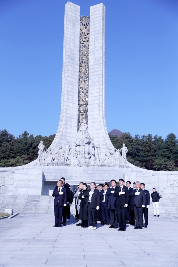 YC청년회의 충청의 핵심 회원들이 29일 대전 국립현충원 참배에서 국기에 대한 경례를 하고 있다.