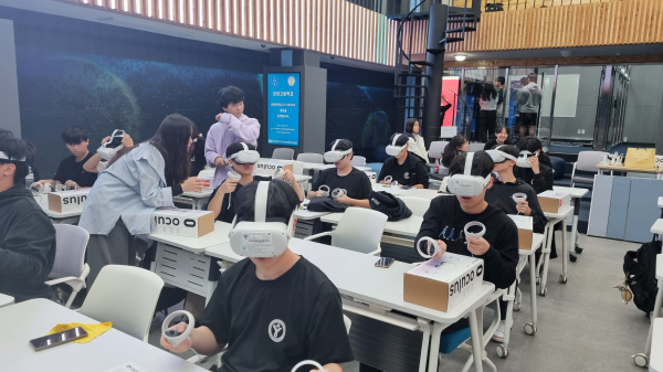 지난 27일 배재대 X-Space에서 행복 메타버스 스쿨 행사를 마치고 기념촬영 하는 모습.