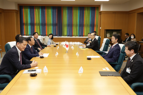 최민호 시장을 비롯한 일본 방문단이 30일 일본 치바현을 방문, 디지털 전환 정책에 관한 도시 간 효류 협력 방안을 협의하고 있다.