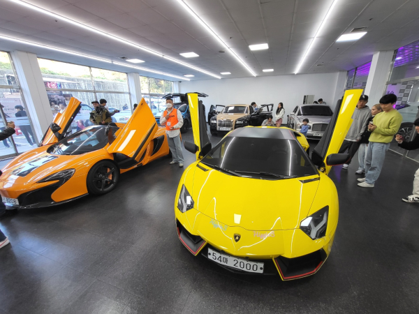 대전모터쇼 현장에 전시된 슈퍼카를 탑승하고 있는 시민들