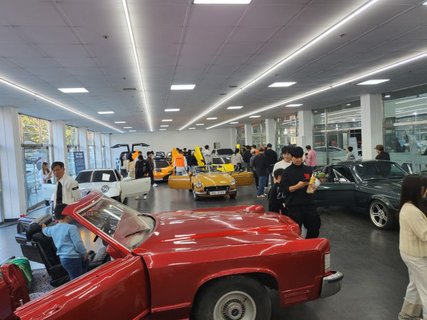 대전모터쇼 현장에서 클래식카를 둘러보고 있는 시민들