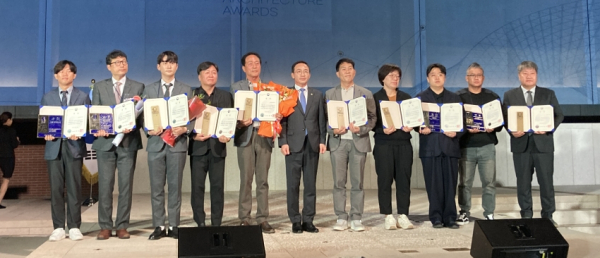건축대상 수상/ 왼쪽에서 첫번째 이필훈 세종시 문화예술과 문화기반팀장