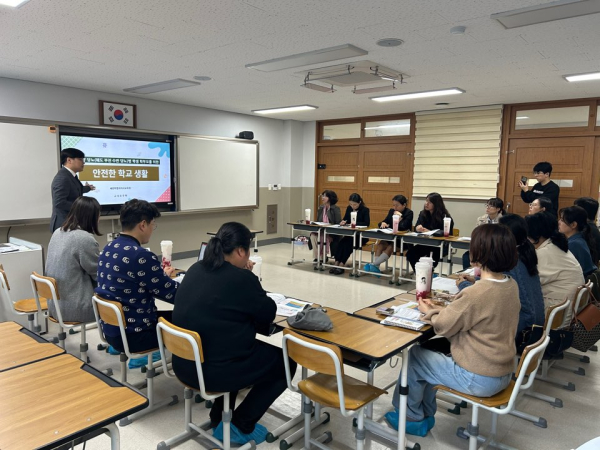 소아당뇨 학생 학부모들이 대평초등학교에서 열린 오주학 교사의 강의를 경청하고 있다.