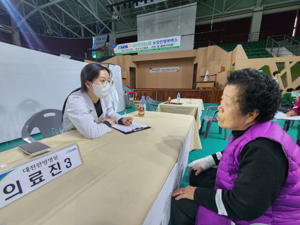 대전대학교 대전한방병원 의료진이 금산종합체육관에서 열린 농업인행복버스 봉사활동에서 농업인을 진찰하고 있다.