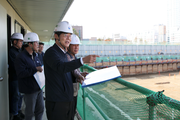 김형렬 행복청장이 4-2生 복합커뮤니티센터공사 현장을 방문하여 공사추진현황 및 이용자 편의사항을 점검하고 현장관계자들을 격려 모습