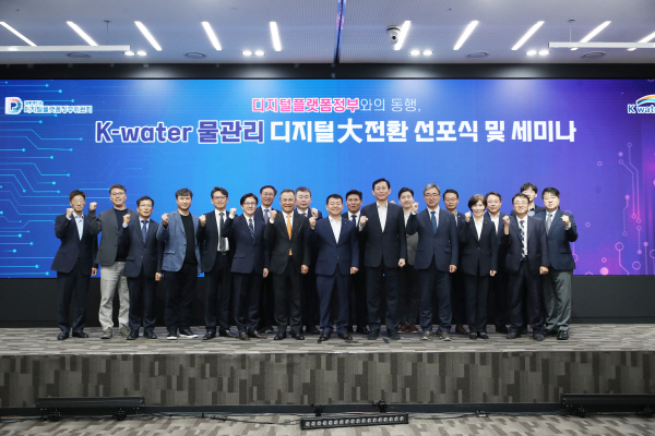 윤석대 사장을 포함하여 선포식에 참석한 참여자들이 기념사진을 촬영하고 있다.