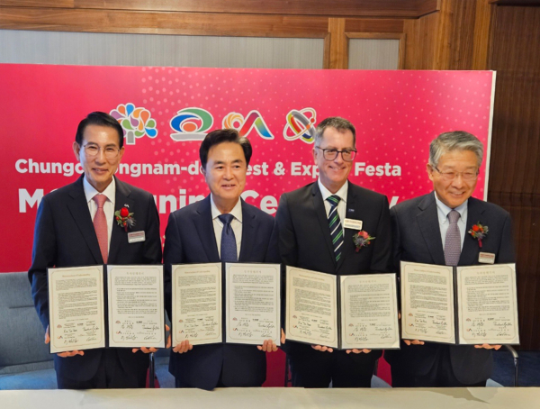 이완섭 서산시장이 독일 프랑크푸르트 슈타이겐베르거 호텔에서 열린 협약에서 김태흠 충남도지사, 베른하르트 가이슬러 바스프 글로벌 기술책임자, 김응상 한농화성 대표이사와 협약을 체결했다
