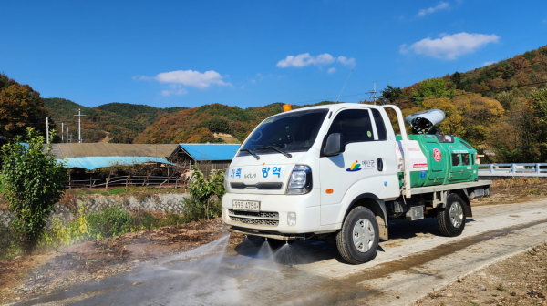 농장 소독 중인 방역차
