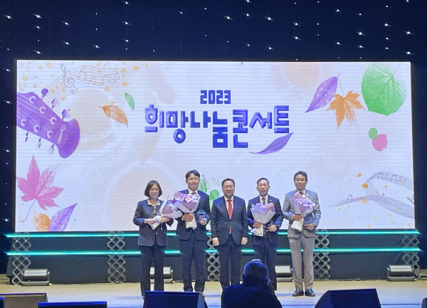 지난 10월 31일 대전시로부터 유공기관 감사패를 받았다. (사진 가운데 이장우 대전시장, 사진 왼쪽 첫 번째 김은주 한국수자원공사 인재경영처장)