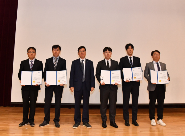 1일 창립 72주년 행사에서 공사 발전에 기여한 임직원들을 표창했다. 성창훈 사장(왼쪽 세번째)이 유공직원들과 기념촬영을 하고 있다