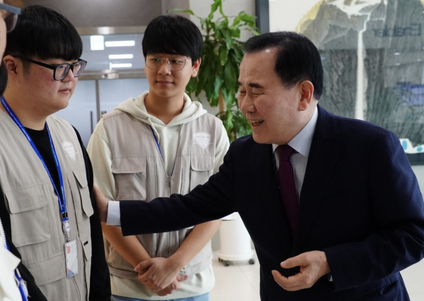 김지철 교육감이 현장실습 중인 학생들을 격려하고 있다