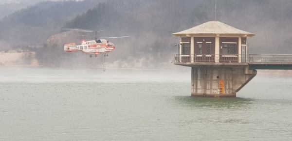 강원도 고성군 인정저수지에서 산림청 소방헬기가 소방 용수를 담고 있는 모습