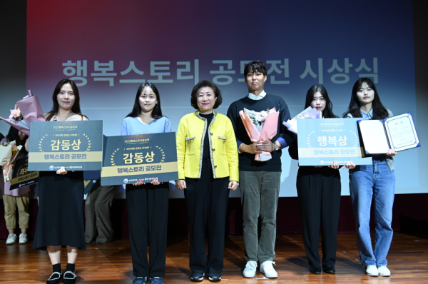 대전지역사회서비스지원단 소속 대학생 서포터즈가 보건복지부(장관 조규홍)와 중앙사회서비스원(원장 조상미)이 주최하는 ‘2023년 지역사회서비스 행복스토리 공모전’에서 상을 받았다.