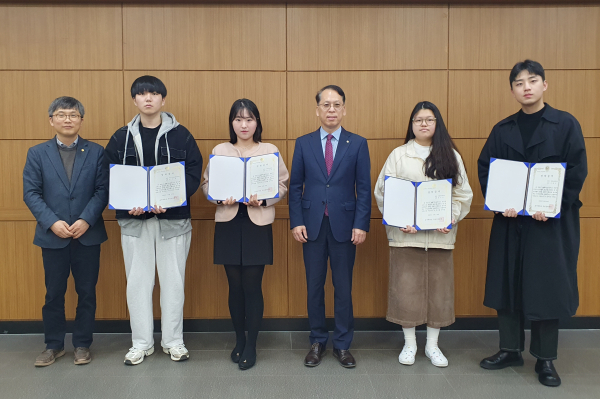 장학 증서 전달 기념사진/호서대 제공