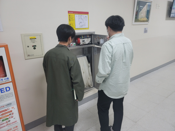 수능시험장의 소화전을 점검하고 있다.