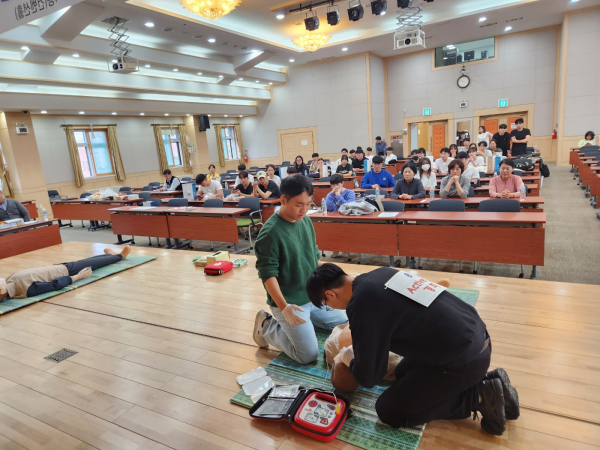지난 3일 한밭대학교 제5회 심폐소생술 경연대회에 참가한 학생들이 실제 상황을 가정하고 심폐소생술 진행 모습