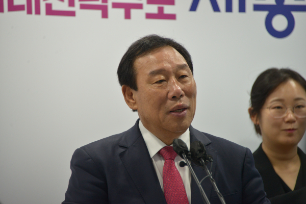 브리핑 하는 최민호 세종시장