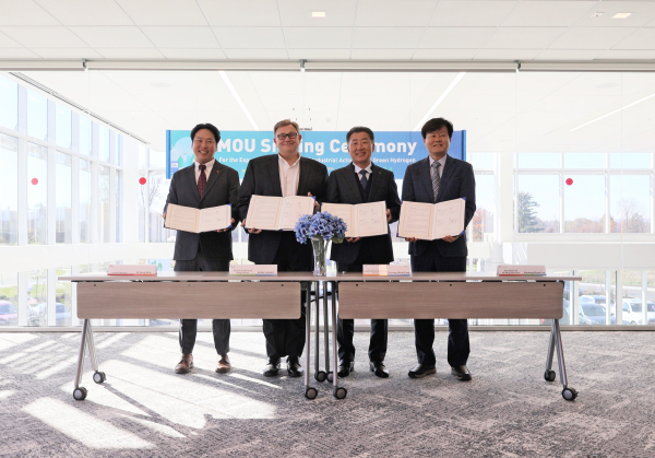 美 PlugPower·SK E&S와 그린수소 활성화 업무협약 체결식 모습 (사진 왼쪽부터 김예섭 SK E&S 팀장, 키스 슈미드 PlugPower 부사장, 장병훈 한국수자원공사 수자원환경부문장, SK플러그하이버스 이황균 대표이사)