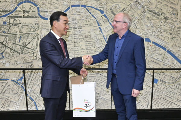 10.31.~11.5.일간 베를린에서 진행된 도시재생 및 벤처밸리 선진사례 시찰모습 및 베를린 시청 도시계획 담당자와의 기념사진