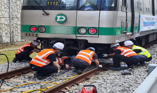 대전교통공사 직원들이 지진・탈선에 대비한 복구훈련을 실시하고 있다.