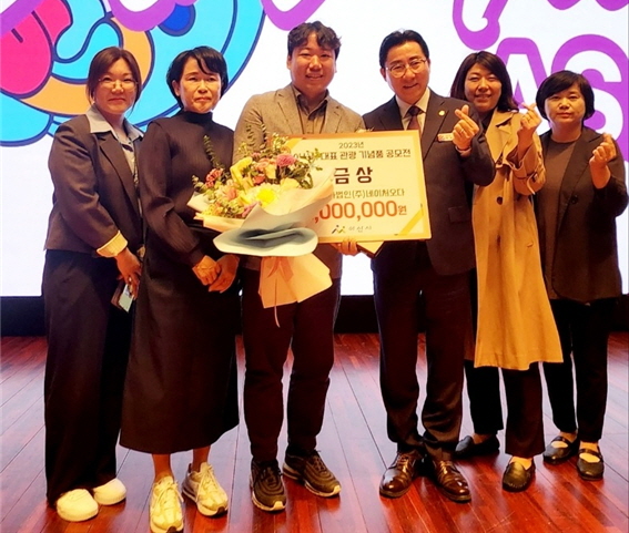 금상 농업회사법인 ㈜네이처오다 관계자와 단체 기념사진(왼쪽부터) 조아진 주무관, 고영경 관광진흥과장, 변동훈 대표, 박경귀 아산시장, 정인영 부장, 김진회 관광기획팀장