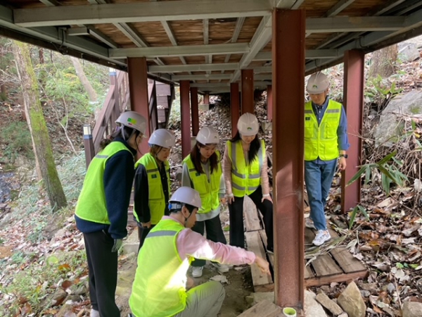 지난 6일 한국산림복지진흥원 국립장성숲체원(전남 장성군 북이면)에서 11월 ‘안전일터 조성의 날’을 맞아 직원들이 데크로드 기초부의 안전성을 점검하고 있다.