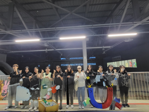 홍익대학교 세종캠퍼스 벽화 동아리 Draw All에서 생활자원회수센터에 벽화그리기를 진행한 기념사진이다