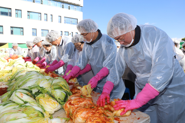 ‘2023 함께하는 사랑의 김장김치 나눔 봉사활동’ (오른쪽 앞 이종욱 본부장, 오른쪽 두번째 김태흠 지사)