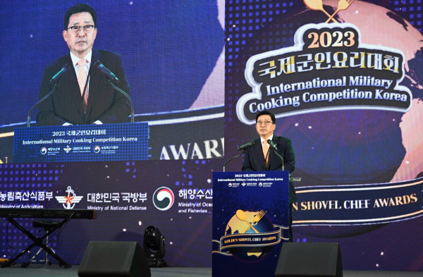 축사중인 한국농수산식품유통공사 김춘진 사장