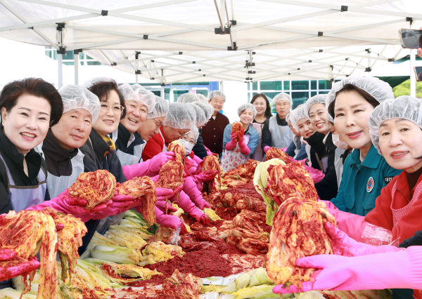 7일 구청 광장에서 열린 민주평통 서구협의회 김장 나눔 행사 장면