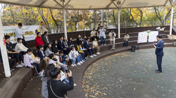 최충규 대덕구청장이 ‘2023 대덕구 어린이 위원회’에 참여한 아동들과 학부모들에게 인사말을 전하고 있다.