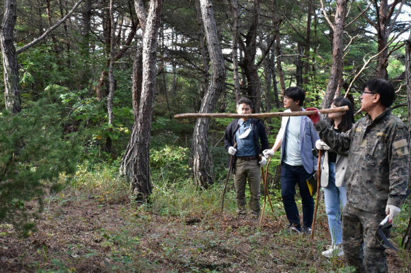 한국산림복지진흥원 사업지원 임가인 ‘숲뜰애’가 솔숲에서 고객들이 직접 송이를 찾고 채취해보는 송이숲체험을 운영하고 있다.