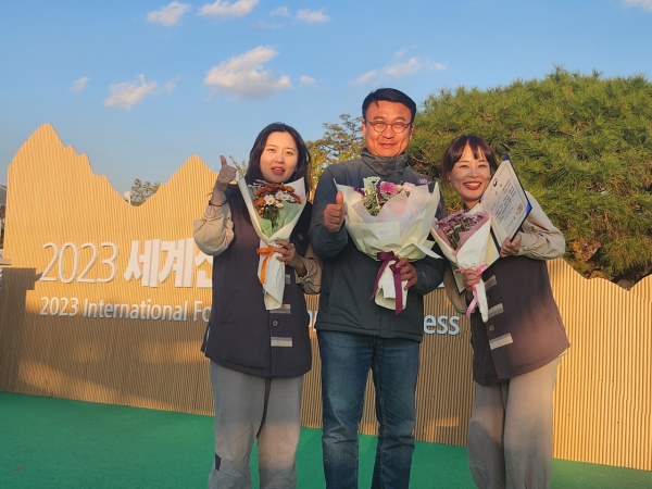 박한진(가운데) 국립김천치유의숲 센터장이 전남 화순에서 열린 제6회 산림치유 프로그램 경진대회에서 최우수상을 수상한 소은주(맨 우측)·우경인(맨 좌측) 산림치유지도사와 함께 기념촬영을 하고 있다.