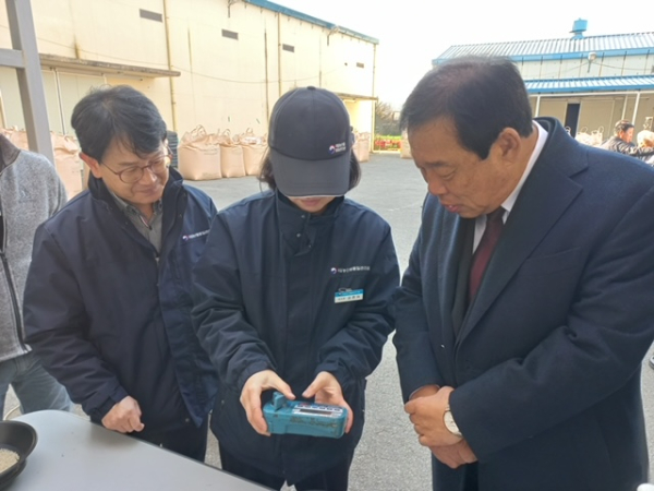 8일 전동면 소재 조치원농협 노장창고에서 진행된 공공비축미곡 매입 현장에 방문한 최민호 세종시장 