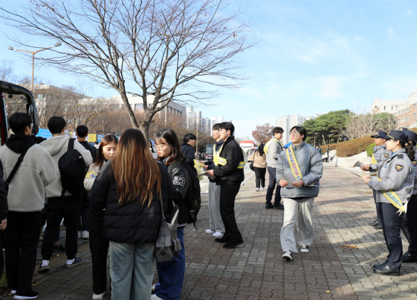 마약 근절 전단지를 나눠주고 있는 선문대 총학생회와 아산경찰서 경찰들/선문대 제공