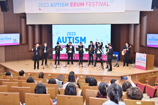 드림위즈 앙상블이 오케스트라 공연을 하고 있다.