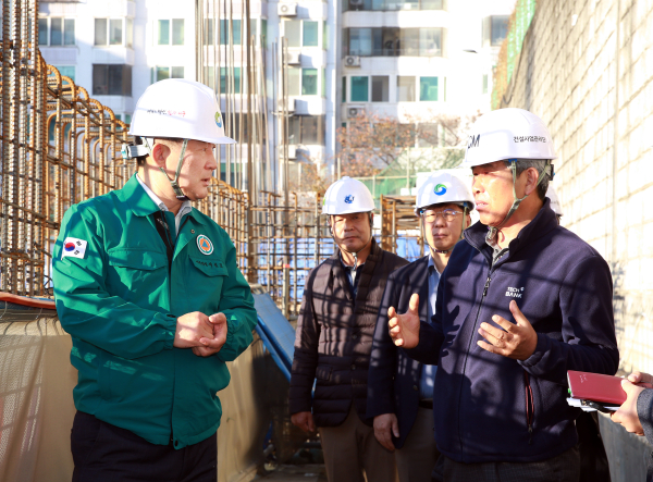 지난 8일 갈마 복합커뮤니티센터 신축 공사장을 방문한 서철모 서구청장