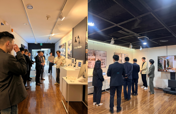 산업디자인학과는 지난 31일부터 이달 6일까지 제38회 졸업전시회를 가졌으며, 대학 관계자들이 작품들을 둘러보며 학생들로부터 디자인 설명을 듣고 있다.