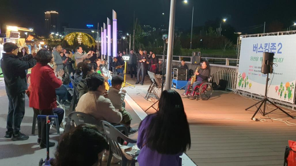 엑스포다리 상설 버스킹 공연 진행 모습