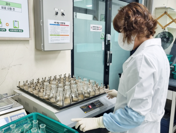 농업기술센터 토양분석 관리실에서 토양 분석을 하는 모습.