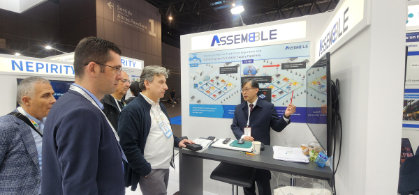 해외 바이어에게 AI잔류염소예측 솔루션을 설명중인 에셈블 서민석 연구소장