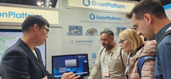 해외 바이어에게 AI누수탐지 솔루션을 설명중인 가온플랫폼 이대연 부장