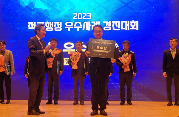 정부세종청사에서 열린 ‘2023 적극행정 우수사례 경진대회’에서 대전교통공사가 행정안전부 장관상을 수상하고 있다.