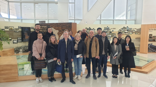 우크라이나 공무원(대표자 바실리나 쉬피타르나 선임전문가) 14명이 행복도시 홍보관을 방문하여 기념사진