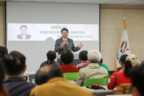 노인대학 특강 전 오성환 시장 인사말 모습