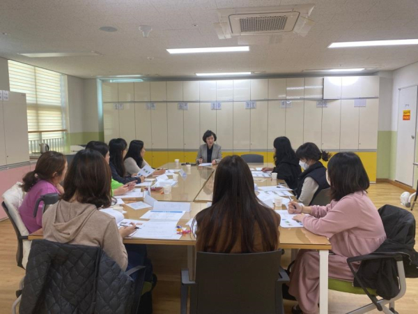 가득유치원에서 학부모들이 학부모 집단상담 프로그램 함께 나누는 비밀상담소에 참여하고 있다.