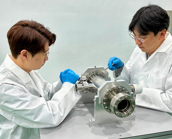 (주)큐빔솔루션 정봉기 대표(오른쪽)가 핵융합 기반 소형 중성자 발생 장치를 조립하고 있다