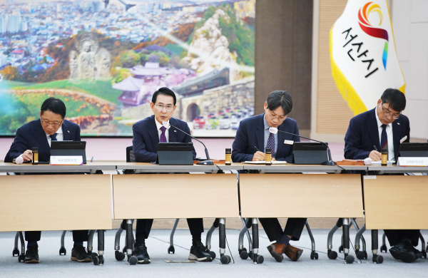 13일, 이완섭 서산시장이 시청 대회의실에서 열린 확대간부회의에서 수능 대책 만전을 강조하는 모습